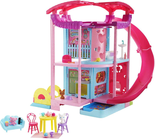 Barbie poppenhuis, Chelsea speelhuis met 2 Huisdieren, Meubels en Accessoires, Lift, Zwembad, Glijbaan, Ballenbak en Meer, HHX44